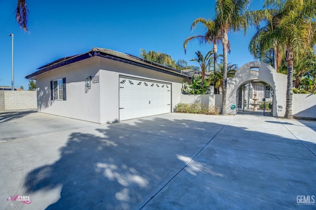 view of front facade with a garage