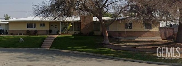 single story home featuring a front yard