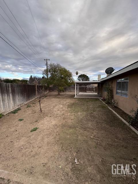 view of yard featuring a patio area