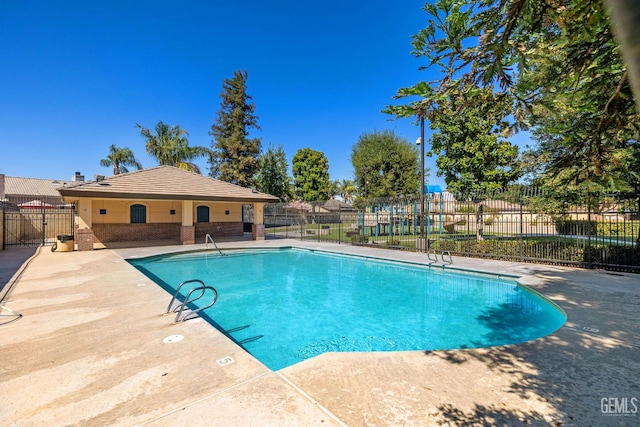 5000 Rogue Water Ct, Bakersfield, CA 93313 - community pool featuring a patio area