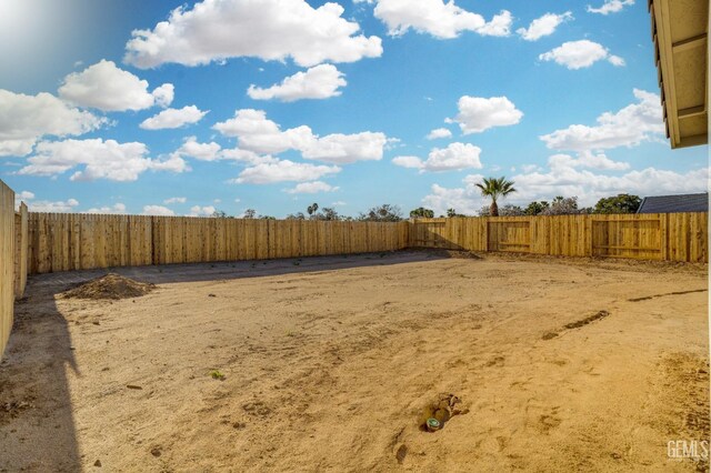 618 Poinsettia St, Bakersfield, CA 93307 - view of fenced backyard