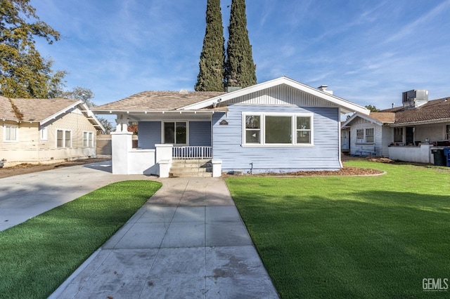 view of front of house with a front lawn