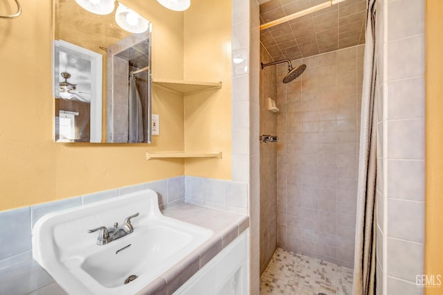 bathroom featuring sink and tiled shower