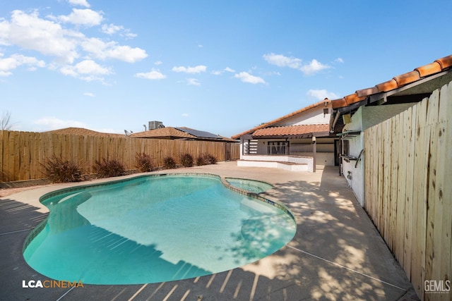 1109 Bell Ave, Taft, CA 93268 - view of swimming pool with a fenced backyard, a pool with connected hot tub, and a patio area