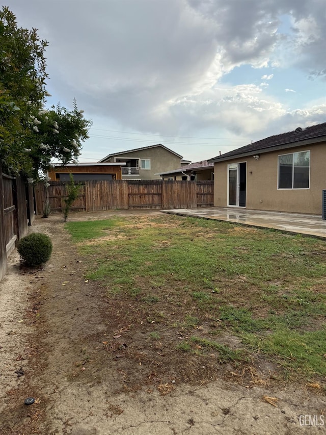 6511 Epley Ct, Bakersfield, CA 93313 - view of yard featuring a patio