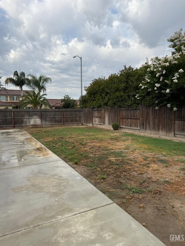 6511 Epley Ct, Bakersfield, CA 93313 - view of yard with a patio
