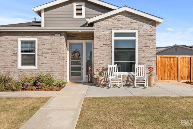 view of front of home featuring a front lawn