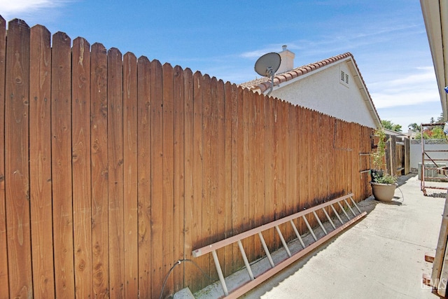 5510 Edge Water Ct, Bakersfield, CA 93312 - view of side of property
