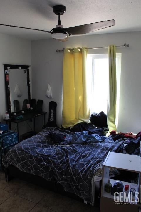 bedroom with ceiling fan