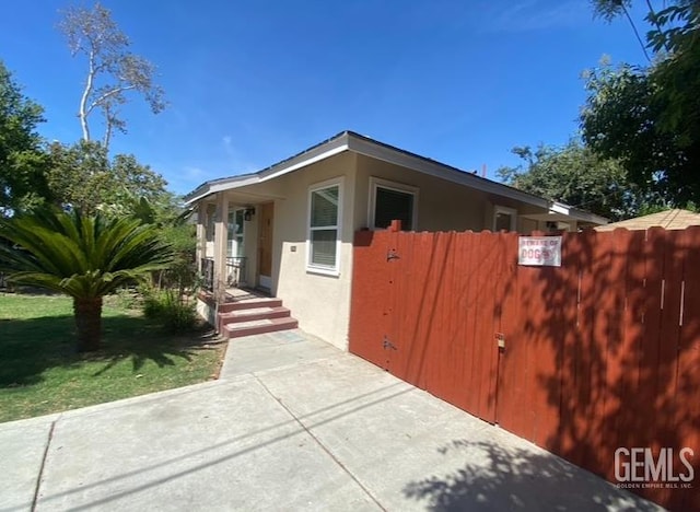 706 A St, Bakersfield, CA 93304 - view of side of home with stucco siding