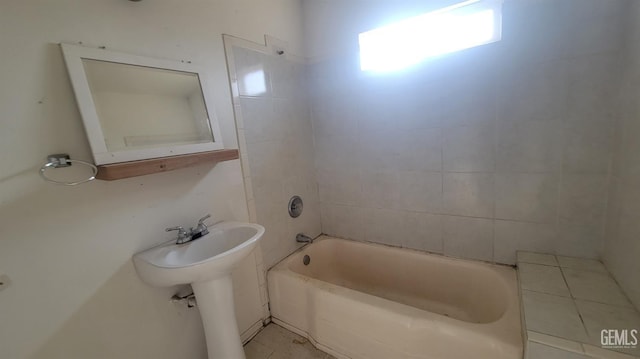 bathroom featuring tiled shower / bath