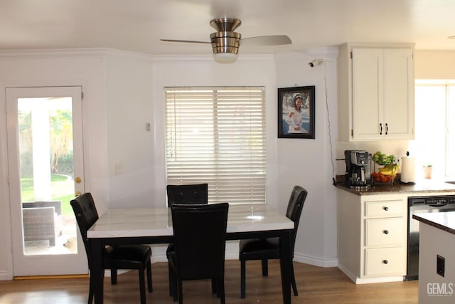 dining room featuring ceiling fan, plenty of natural light, ornamental molding, and light wood-type flooring