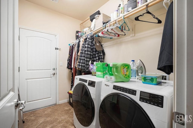 laundry room featuring light tile patterned floors and independent washer and dryer