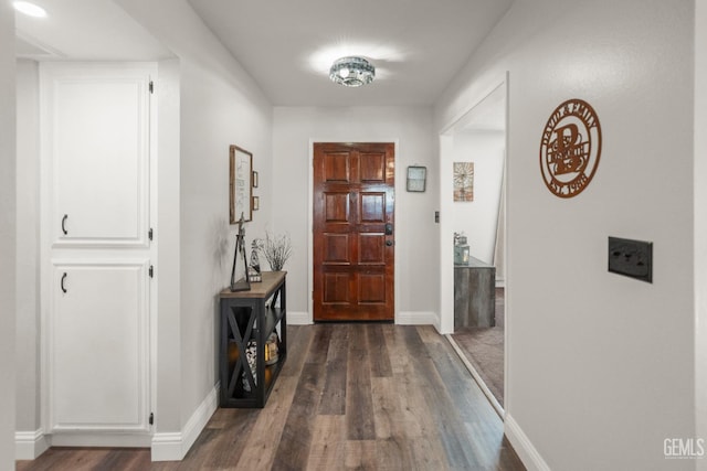 404 Mckinley St, Taft, CA 93268 - foyer entrance with dark wood-style floors