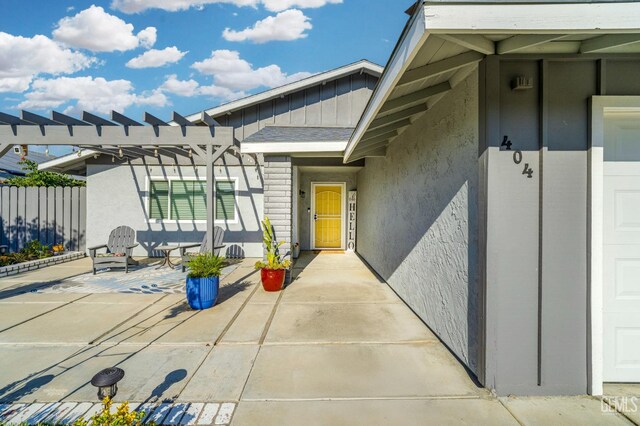 404 Mckinley St, Taft, CA 93268 - entrance to property with a patio and a pergola