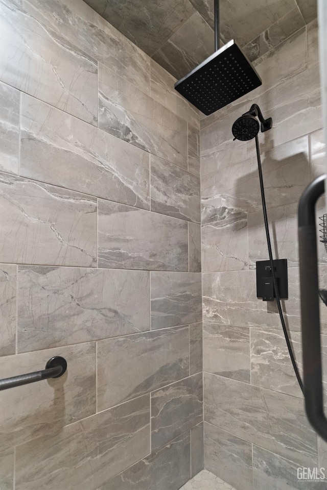 404 Mckinley St, Taft, CA 93268 - bathroom with a tile shower