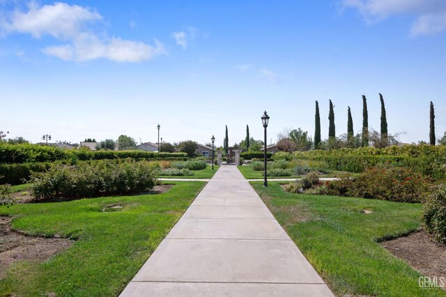 9700 Kingsport Pl, Bakersfield, CA 93306 - surrounding community featuring a lawn