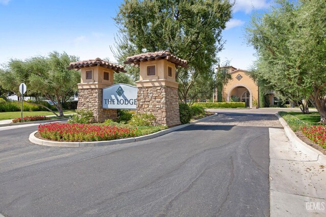9700 Kingsport Pl, Bakersfield, CA 93306 - community / neighborhood sign featuring driveway