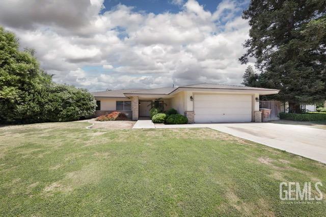 view of front of house with driveway, a garage, and stucco siding