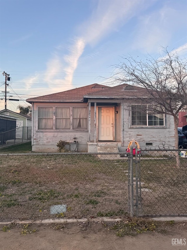 view of front facade with a front yard