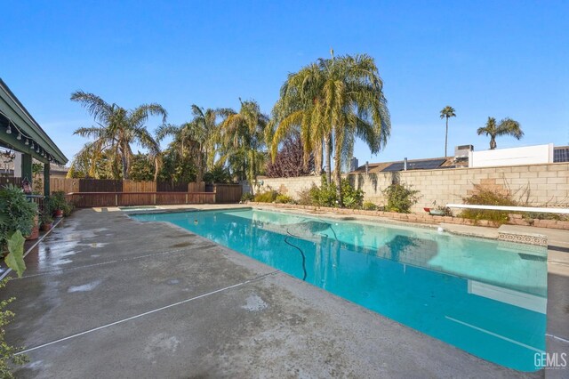 view of swimming pool