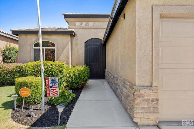 9510 Midnight Creek Way, Bakersfield, CA 93311 - entrance to property featuring stucco siding and stone siding