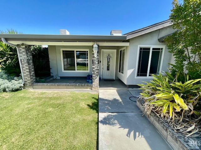 320 E Woodrow St, Taft, CA 93268 - entrance to property with covered porch, a yard, and stucco siding