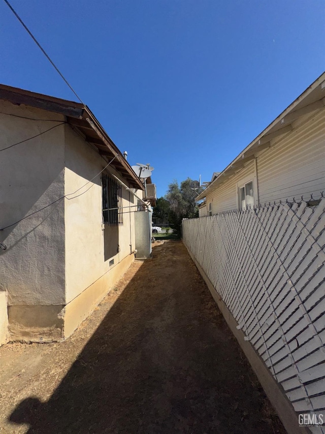 1065 12th St, Wasco, CA 93280 - view of side of home featuring stucco siding