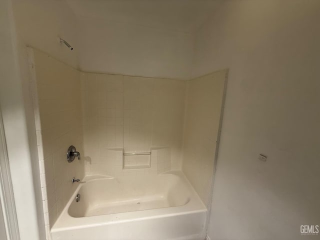 bathroom with bathtub / shower combination