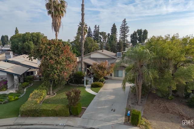 view of front facade featuring a front yard