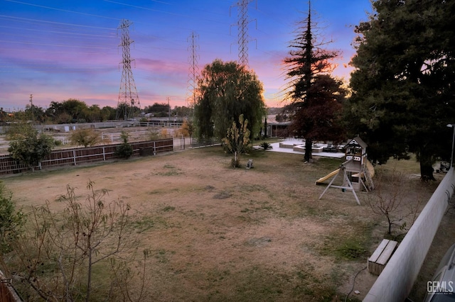 view of yard at dusk