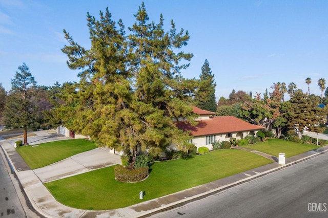 view of front of home featuring a front yard