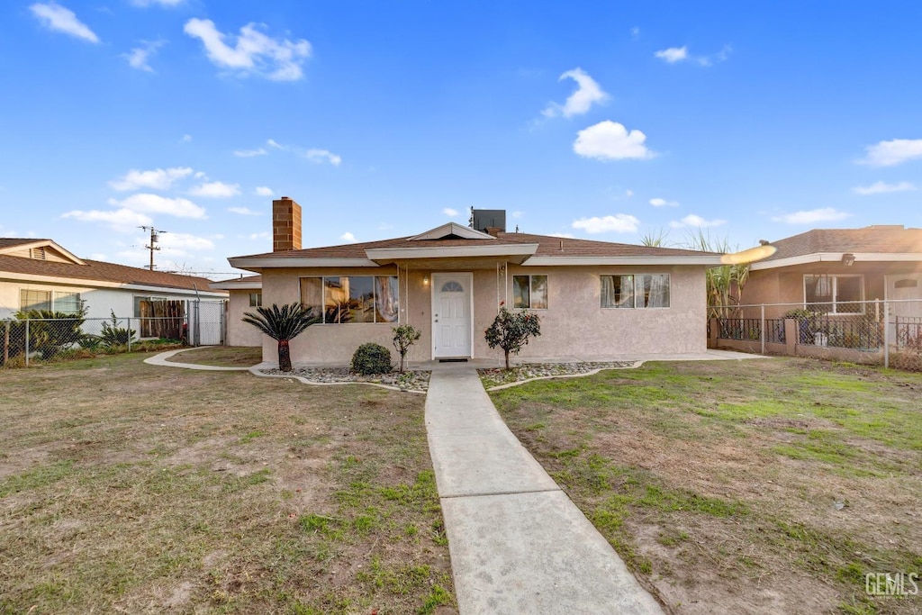 ranch-style house featuring a front yard