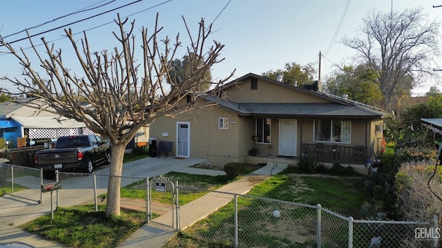 view of front facade featuring covered porch and a front yard