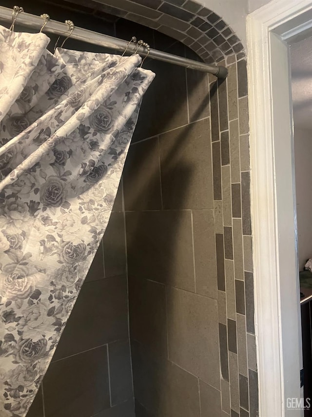 interior details with a tile shower