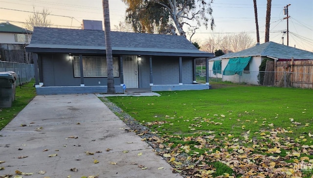 view of front facade featuring a porch and a front lawn