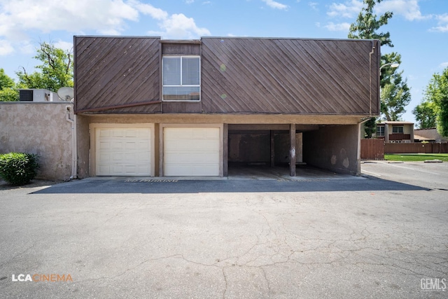 2105 Pinion Springs Cir Unit D, Bakersfield, CA 93309 - garage featuring fence