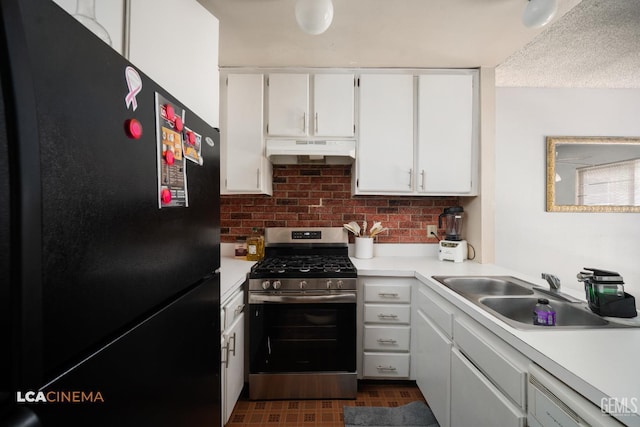 2105 Pinion Springs Cir Unit D, Bakersfield, CA 93309 - kitchen featuring freestanding refrigerator, gas range, under cabinet range hood, a sink, and decorative backsplash