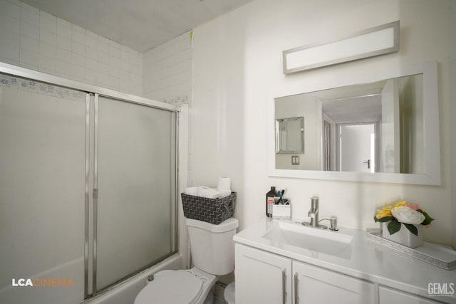2105 Pinion Springs Cir Unit D, Bakersfield, CA 93309 - full bathroom featuring toilet, vanity, and enclosed tub / shower combo