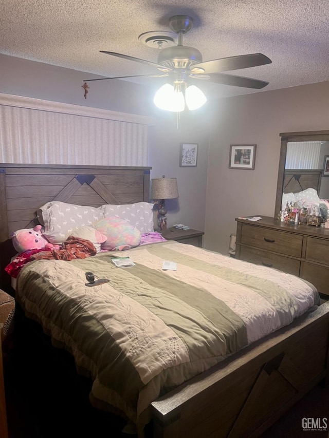 bedroom featuring ceiling fan and a textured ceiling