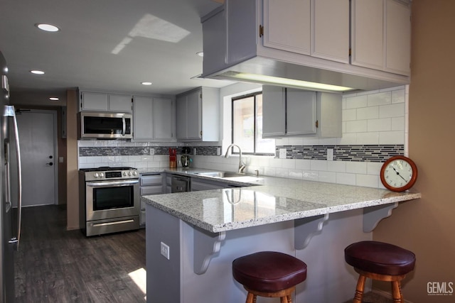 kitchen featuring kitchen peninsula, sink, gray cabinetry, and stainless steel appliances