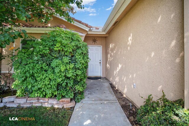 6307 San Rogue Ct, Bakersfield, CA 93312 - doorway to property featuring stucco siding