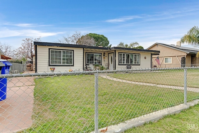 single story home featuring a front lawn