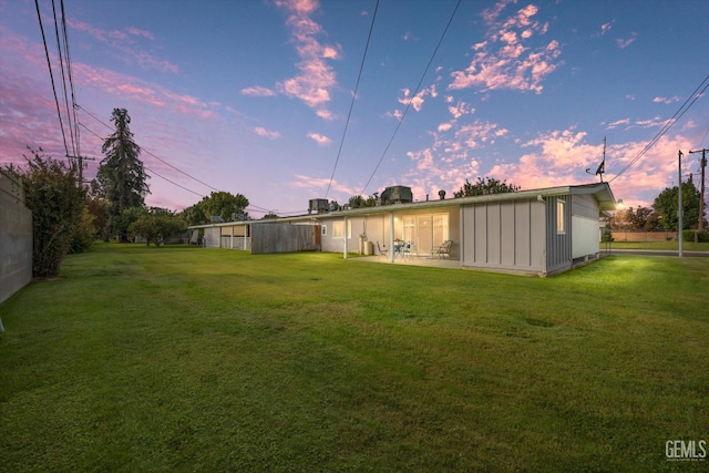 view of yard at dusk