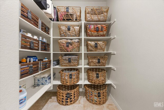 28537 Vista Del Rio Dr, Valencia, CA 91354 - view of pantry