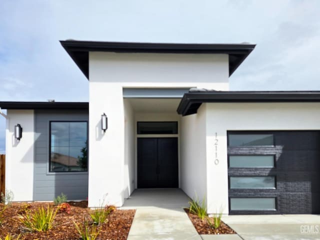 view of exterior entry with stucco siding