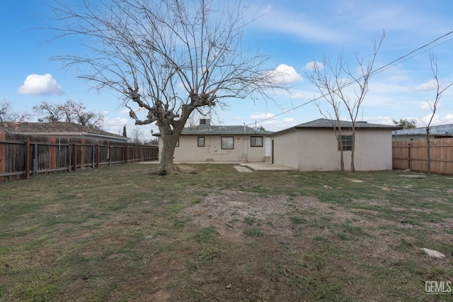 view of yard featuring a patio