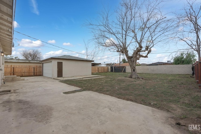 view of yard featuring an outbuilding and a garage