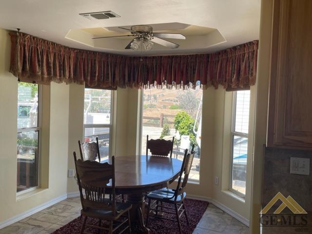 dining space with ceiling fan