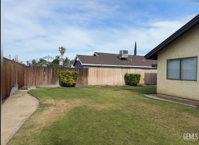 7000 Iberia Ct, Bakersfield, CA 93309 - view of yard featuring central AC